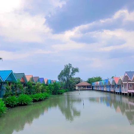Baan Chay Namm Resort Bangkok Luaran gambar